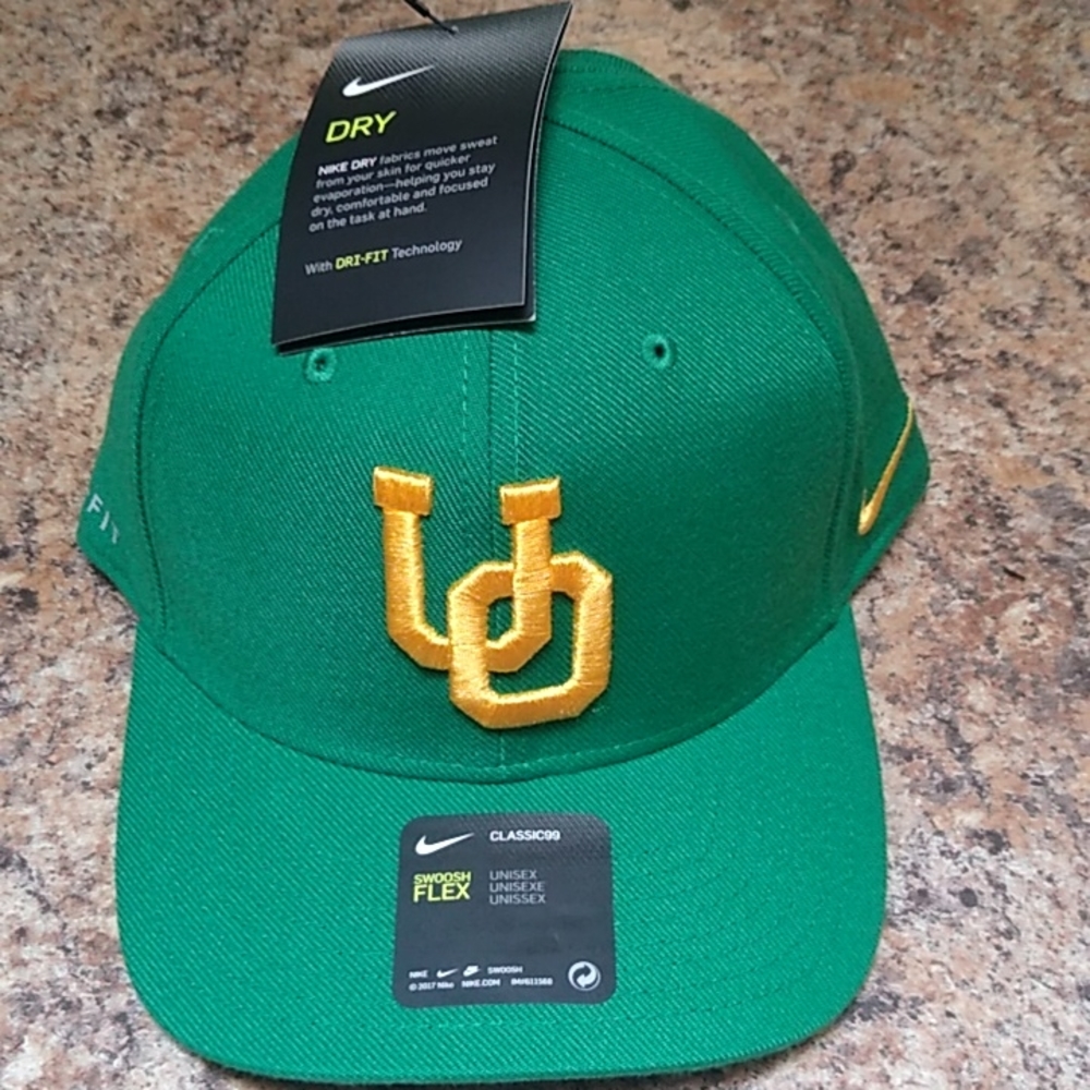 Nike dry fit University of Oregon Ducks